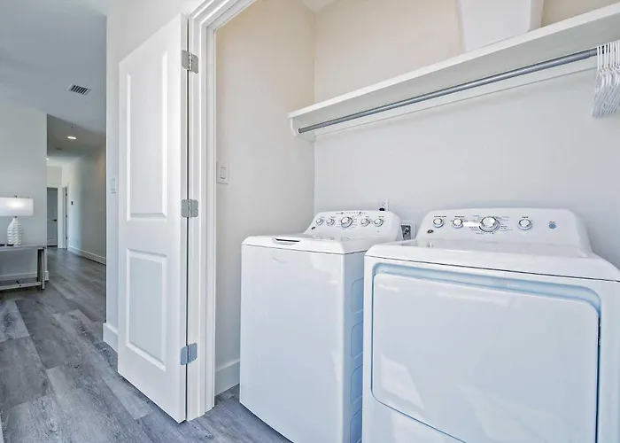 Sunset Oasis 5 Bedroom Lockout *